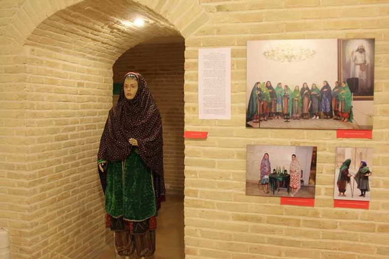 نمایش لباس زرتشتیان در موزه مارکار_37